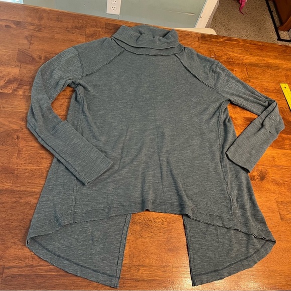 We the free split back turtleneck blouse light sweater size large - Picture 1 of 9